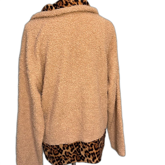 Umgee Sherpa animal print pullover sweatshirt Size M - Picture 4 of 8